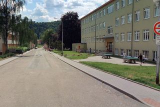 Zákaz vjezdu u školy řidiči ignorují. Město tak ulici zruší, přestavbou vznikne park